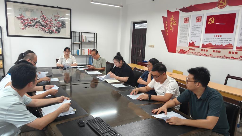 新生班主任与全体新生辅导员出席会议