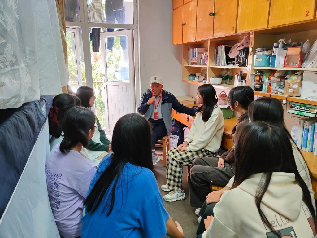 为帮助新生尽快适应校园生活