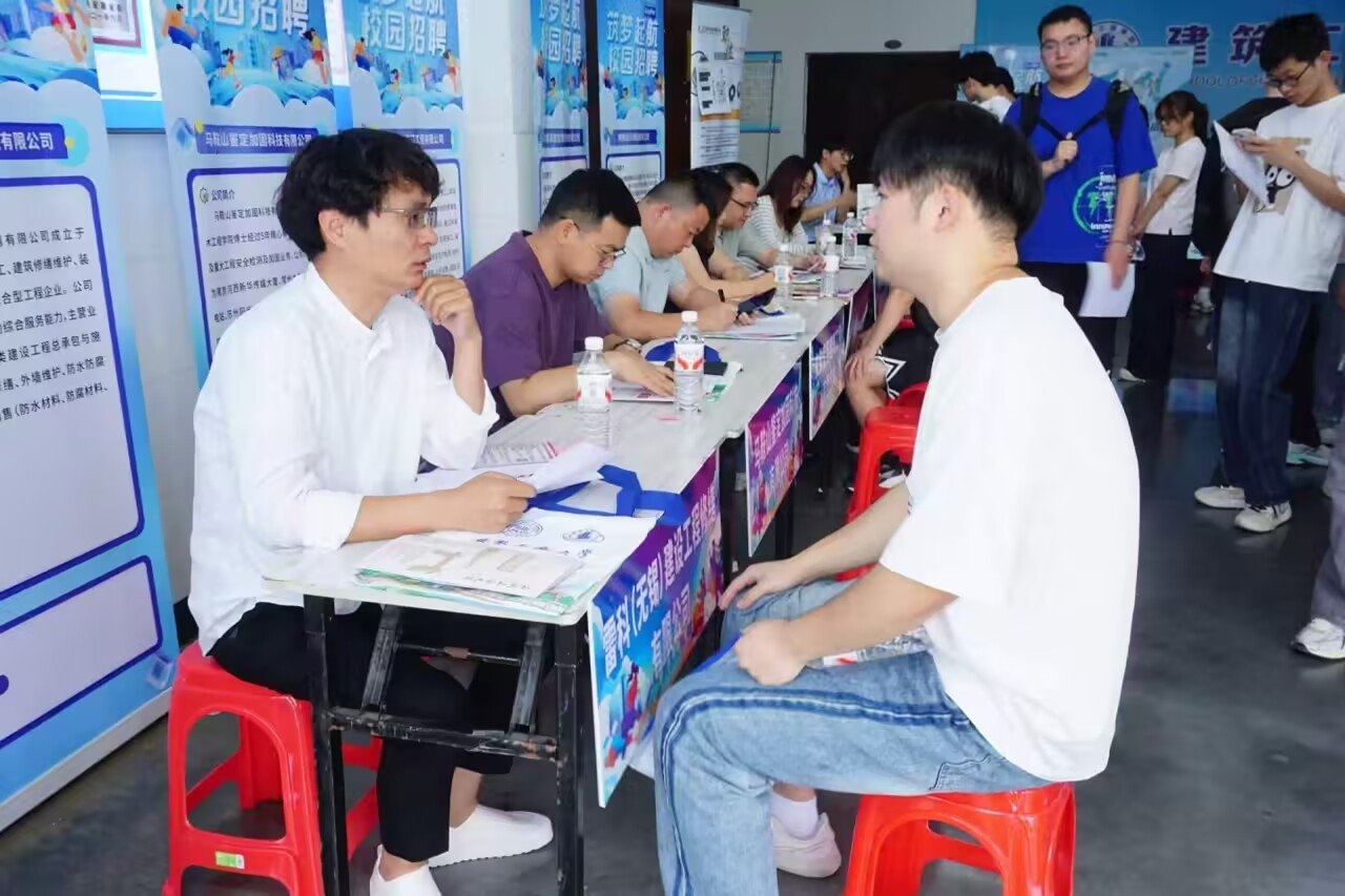 为抢抓毕业生离校前的就业关键期