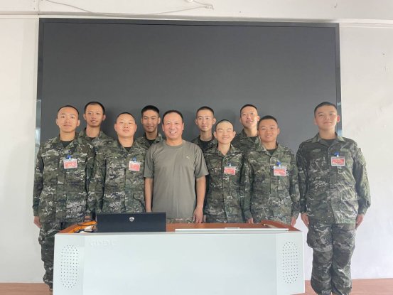 与新兵集体合一张影